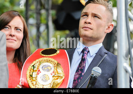 Belfast, Nordirland. 9. September 2014 - Nicola Mallon, Lord Bürgermeister von Belfast und Super-Bantamgewicht Weltmeister Carl Frampton Uhr highlights aus seinem Kampf am Samstag Credit: Stephen Barnes/Alamy Live News Stockfoto