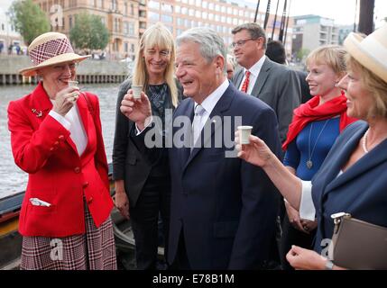 Berlin, Deutschland. 9. September 2014. Dänemarks Königin Margrethe II (L), Bundespräsident Joachim Gauck und sein Partner Daniela Schadt (R) Toast mit traditionellen dänischen met Honig Wein, wie sie das dänische Schiff Havhingsten Fra besuchen Glendalough (Sea Stallion von Glendalough) an der Spree in Berlin 9. September 2014. Das Schiff, das eine Rekonstruktion der ursprünglichen Wikinger-Schiff ist, wird eine Ausstellung mit dem Titel "The Vikings" läuft vom 10. September bis Januar 4 gehören. Foto: Fabrizio Bensch/Dpa/Alamy Live News Stockfoto