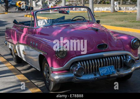 Vintage Rosa und weißen 1950 Buick verwendet als Taxi in Havanna, Kuba. Stockfoto