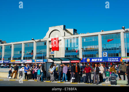 Menschen warten auf Bus zum Stadtzentrum, Büyük Otogar wichtigsten Langstrecke Busbahnhof, Bayrampasa Bezirk, Istanbul, Türkei, Europ Stockfoto