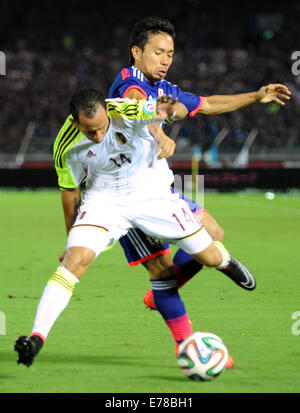 Kanagawa, Japan. 9. September 2014. Alejandro Guerra (vorne) von Venezuela und Yuto Nagatomo Japans wetteifern um den Ball während ihr Kirin-Challenge-Cup-Match in Yokohama, südlich von Tokio, Japan, 9. September 2014. Das Spiel endete 2: 2. Bildnachweis: Stringer/Xinhua/Alamy Live-Nachrichten Stockfoto