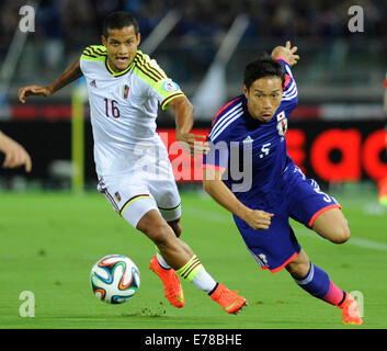 Kanagawa, Japan. 9. September 2014. Roberto Rosales (L) von Venezuela und Yuto Nagatomo Japans wetteifern um den Ball während ihr Kirin-Challenge-Cup-Match in Yokohama, südlich von Tokio, Japan, 9. September 2014. Das Spiel endete 2: 2. Bildnachweis: Stringer/Xinhua/Alamy Live-Nachrichten Stockfoto