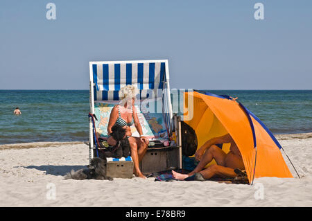 Ältere Paare genießen Sonnenschein am Strand in Prerow, Ostsee, Deutschland Stockfoto