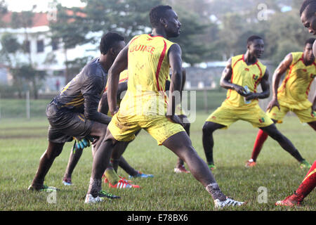 Kampala, Uganda. 8. September 2014. Einige der Guinea-Fußball-Team-Player abgebildet in Kampala Aufwärmen, wenn sie darauf vorbereiten, auf Hosts Uganda Krane in Africa Cup of Nations-Qualifikation am Mittwoch, 10. September 2014 statt. Trotz der Bedrohung durch Ebola-Ausbruch ist Uganda Host Guinea in den Africa Cup of Nations-Fußball-Qualifier. Die Krankheit hat bisher 2.100 Menschen in den westafrikanischen Ländern von Guinea, Liberia, Sierra Leone und Nigeria, nach der World Health Organization getötet. Bildnachweis: Samson Opus/Alamy Live-Nachrichten Stockfoto