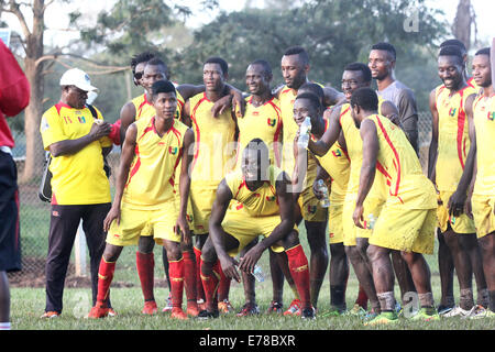 Kampala, Uganda. 8. September 2014. Einige der Guinea-Fußball-Team-Player abgebildet in Kampala Aufwärmen, wenn sie darauf vorbereiten, auf Hosts Uganda Krane in Africa Cup of Nations-Qualifikation am Mittwoch, 10. September 2014 statt. Trotz der Bedrohung durch Ebola-Ausbruch ist Uganda Host Guinea in den Africa Cup of Nations-Fußball-Qualifier. Die Krankheit hat bisher 2.100 Menschen in den westafrikanischen Ländern von Guinea, Liberia, Sierra Leone und Nigeria, nach der World Health Organization getötet. Bildnachweis: Samson Opus/Alamy Live-Nachrichten Stockfoto