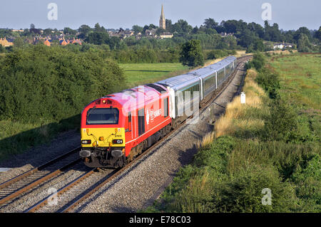 67019 leitet Chiltern Railways 1K 62 1815 London Marylebone - Kidderminster durch Könige Sutton am 23. Juli 2014. Stockfoto