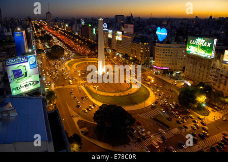 Die Obelisco in der Avenue 9. Juli halbiert Zentrum von Buenos Aires Stockfoto