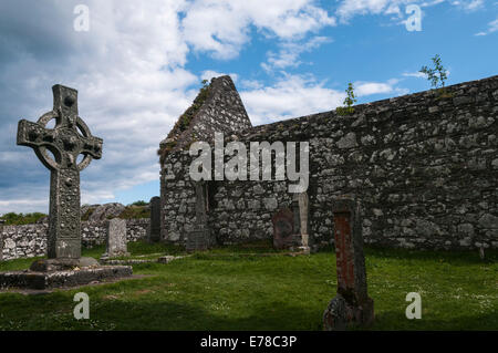 Kildalton Cross und Dalton Kirche auf der Isle of Islay, Inneren Hebriden, Schottland. Stockfoto