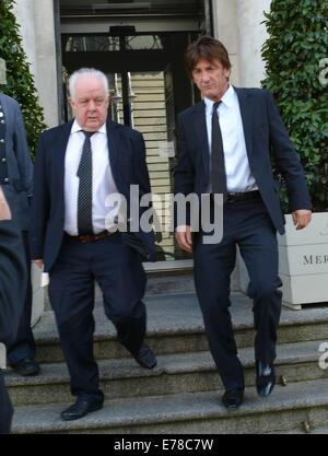 Schauspieler Sean Penn gesehen The Merrion Hotel mit Regisseur Jim Sheridan verlassen zu müssen...  Mitwirkende: Jim Sheridan, Sean Penn wo: Dublin, Irland bei: 7. März 2014 Stockfoto