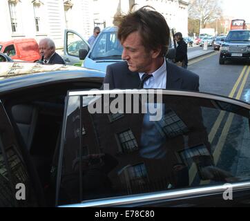 Schauspieler Sean Penn gesehen The Merrion Hotel mit Regisseur Jim Sheridan verlassen zu müssen...  Mitwirkende: Jim Sheridan, Sean Penn wo: Dublin, Irland bei: 7. März 2014 Stockfoto