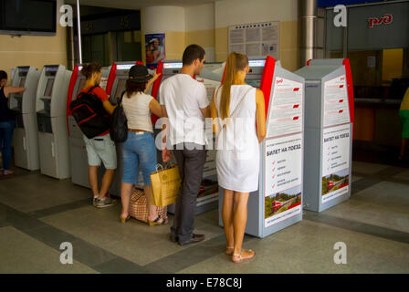 Menschen kaufen Bahntickets mit Maschinen, Bahnhof Moskau, Sankt Petersburg, Russland, Europa Stockfoto
