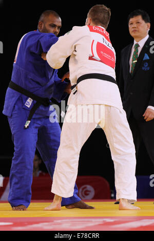 Ryan Dill-Russell von Neuseeland (weiß) V Jeewantha Wickramage von Sri Lanka (blau) in der Mens 90 kg Judo in 2014 Commonweaths. Stockfoto