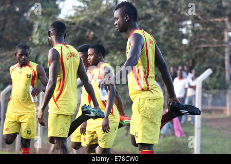 Kampala, Uganda. 8. September 2014. Einige der Guinea-Fußball-Team-Player abgebildet in Kampala Aufwärmen, wenn sie darauf vorbereiten, auf Hosts Uganda Krane in Africa Cup of Nations-Qualifikation am Mittwoch, 10. September 2014 statt. Trotz der Bedrohung durch Ebola-Ausbruch ist Uganda Host Guinea in den Africa Cup of Nations-Fußball-Qualifier. Die Krankheit hat bisher 2.100 Menschen in den westafrikanischen Ländern von Guinea, Liberia, Sierra Leone und Nigeria, nach der World Health Organization getötet. Bildnachweis: Samson Opus/Alamy Live-Nachrichten Stockfoto