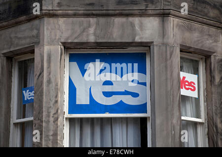 Edinburgh, Schottland, 9. September 2014. Schottisches Referendum Plakate Wohn-Wände und Fenster von der Hauptstadt in den letzten zwei Tagen Tagen sichtbar zeigen in den meisten Fällen, dass der ja-Fall ist viel mutiger und größer als die kleinere scheinbar schüchtern Plakate aus dem No Lager, abgesehen von zwei Studentinnen, die in der gleichen Wohnung in Marchmont, wohnen, die auf ihre Untertanentreue zu widersprechen. Bildnachweis: Bogen weiß/Alamy Live-Nachrichten Stockfoto