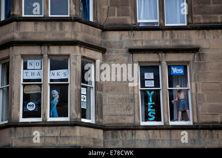 Edinburgh, Schottland, 9. September 2014. Schottisches Referendum Plakate Wohn-Wände und Fenster von der Hauptstadt in den letzten zwei Tagen Tagen sichtbar zeigen in den meisten Fällen, dass der ja-Fall ist viel mutiger und größer als die kleinere scheinbar schüchtern Plakate aus dem No Lager, abgesehen von zwei Studentinnen, die in der gleichen Wohnung in Marchmont, wohnen, die auf ihre Untertanentreue zu widersprechen. Bildnachweis: Bogen weiß/Alamy Live-Nachrichten Stockfoto