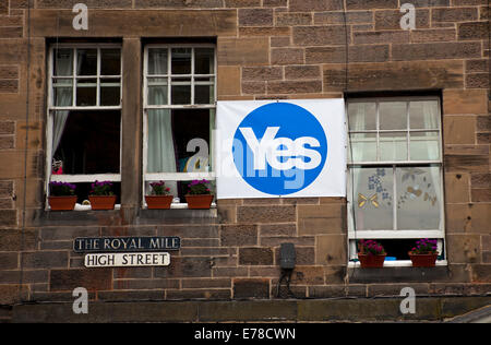 Edinburgh, Schottland, 9. September 2014. Schottisches Referendum Plakate Wohn-Wände und Fenster von der Hauptstadt in den letzten zwei Tagen Tagen sichtbar zeigen in den meisten Fällen, dass der ja-Fall ist viel mutiger und größer als die kleinere scheinbar schüchtern Plakate aus dem No Lager, abgesehen von zwei Studentinnen, die in der gleichen Wohnung in Marchmont, wohnen, die auf ihre Untertanentreue zu widersprechen. Bildnachweis: Bogen weiß/Alamy Live-Nachrichten Stockfoto