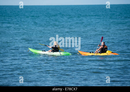 Aberystwyth, Wales, UK. 9. September 2014.  Wie das Vereinigte Königreich in einer längeren warmen sonnigen Wetter sonnt, genießen Sie ein paar, Mann und Frau am Meer in Aberystwyth paddeln ihre Kajaks in der Sonne.   Temperaturen, die heute in dieser 'Indian Summer' bei 21ºc in London und Cardiff erreichte Bildnachweis: Keith Morris / Alamy Live News Stockfoto