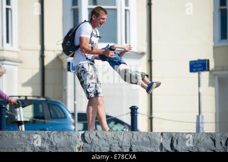 Aberystwyth, Wales, UK. 9. September 2014.  Wie das Vereinigte Königreich in einer längeren warmen sonnigen Wetter sonnt sich, Menschen auf der Promenade in Aberystwyth die Sonne genießen.   Temperaturen, die heute in dieser 'Indian Summer' bei 21ºc in London und Cardiff erreichte Bildnachweis: Keith Morris / Alamy Live News Stockfoto