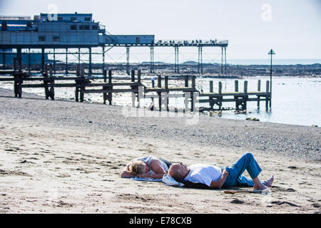 Aberystwyth, Wales, UK. 9. September 2014.  Da das Vereinigte Königreich in einer längeren warmen sonnigen Wetter sonnt, Sonnen Menschen liegen am Strand in Aberystwyth.   Temperaturen, die heute in dieser 'Indian Summer' bei 21ºc in London und Cardiff erreichte Bildnachweis: Keith Morris / Alamy Live News Stockfoto