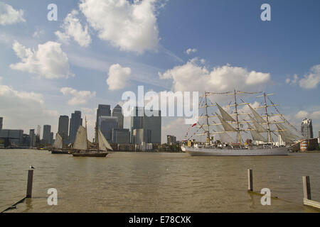 London, London, UK. 9. September 2014. Schiffe auf der Themse Teilnahme am letzten Tag des hohen Schiffe Festivals vorbei an Londons Canary Wharf 09.09.2014 Credit: Theodore Liasi/ZUMA Draht/Alamy Live News Stockfoto