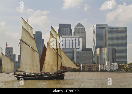 London, London, UK. 9. September 2014. Schiffe auf der Themse Teilnahme am letzten Tag des hohen Schiffe Festivals vorbei an Londons Canary Wharf 09.09.2014 Credit: Theodore Liasi/ZUMA Draht/Alamy Live News Stockfoto