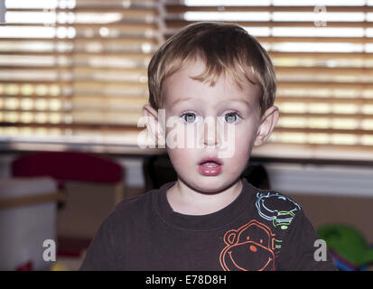 2 Jahre alten Jungen mit überraschten Blick auf seinem Gesicht Clermont Florida USA Stockfoto