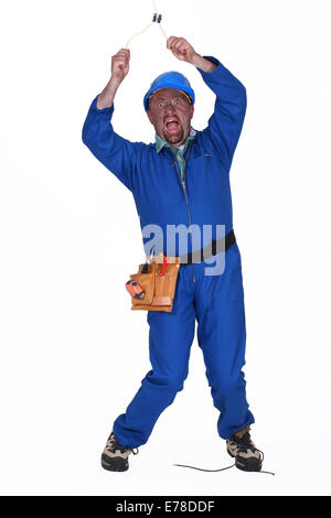 Elektriker immer einen Schock von einer Lampenfassung Stockfoto