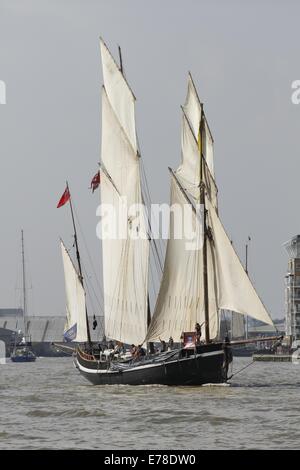 London, UK. 9. September 2014.  Großsegler verlassen Greenwich in die "Parade der Sail". Die Schiffe wurden in London die Royal Greenwich groß Schiffe Festival 2014 Gutschrift: Ed Brown/Alamy Live News Stockfoto