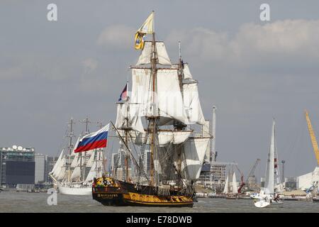 London, UK. 9. September 2014.  Großsegler verlassen Greenwich in die "Parade der Sail". Die Schiffe wurden in London die Royal Greenwich groß Schiffe Festival 2014 Gutschrift: Ed Brown/Alamy Live News Stockfoto