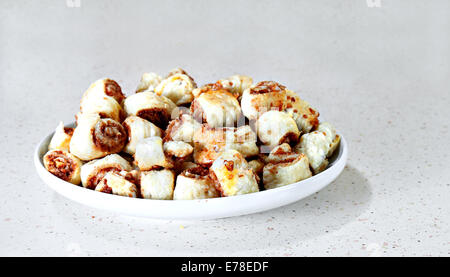 Gericht aus Zimtschnecken auf grauen Tisch Stockfoto