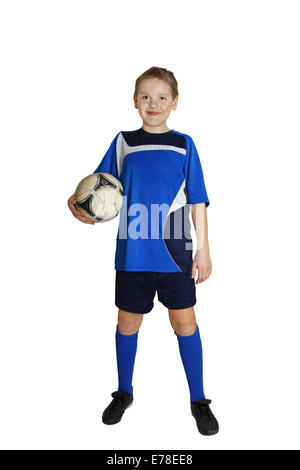 Junge in Sportkleidung mit Fußball isoliert auf weiss Stockfoto