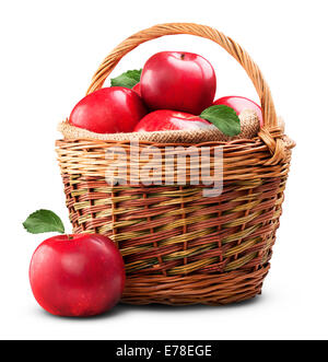 Frische reife Äpfel im Korb isoliert auf weißem Hintergrund. Clipping-Pfad Stockfoto