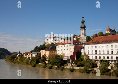 Stadt Burghausen an der Salzach mit Schloss und Pfarrkirche Kirche St. Jakob in Burghausen, Bayern, Deutschland, Europa Stockfoto