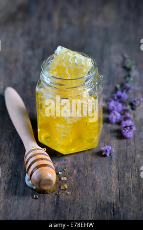 Waben und Honig in Gläsern, Still-Leben Stockfoto