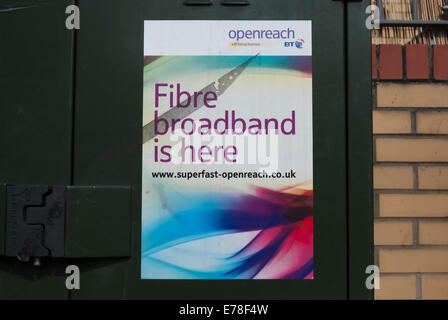 Plakat auf einer Straße Schrank für BT-Service Glasfaser Breitband Stockfoto