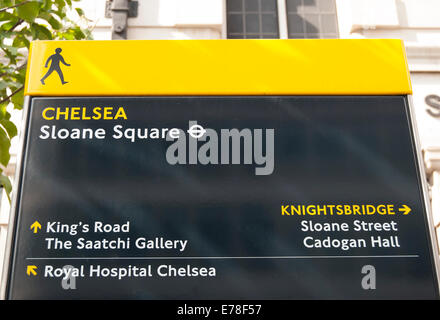 Säule Wegweiser am Sloane Square in Chelsea, London, Wegbeschreibungen zu nahe gelegenen Sehenswürdigkeiten Stockfoto