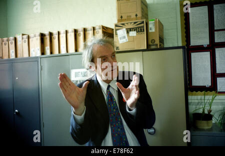 Tim Brighouse, Erzieher, fotografiert in einer Grundschule in Birmingham für die Times Education Supplement - TES. 16. Mai 2002. Stockfoto