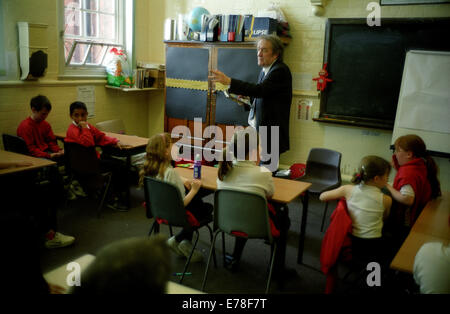 Tim Brighouse, Erzieher, fotografiert in einer Grundschule in Birmingham für die Times Education Supplement - TES. 16. Mai 2002. Stockfoto