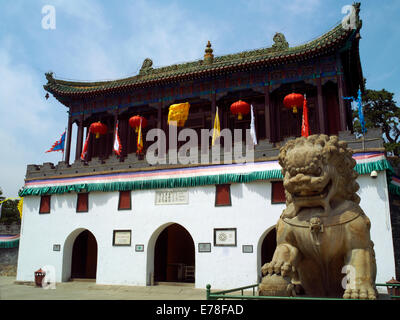 Ein wilder Löwe bewacht den Eingang zum Putuozongcheng-Tempel in Chengde Stockfoto