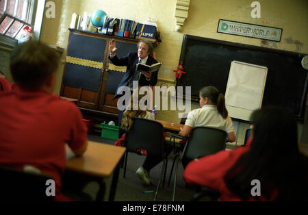 Tim Brighouse, Erzieher, fotografiert in einer Grundschule in Birmingham für die Times Education Supplement - TES. 16. Mai 2002. Stockfoto