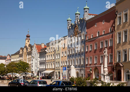 zentralen quadratischen Stadtplatz und alten ehemaligen Regierungsgebäude in Burghausen, Bayern, Deutschland, Europa Stockfoto