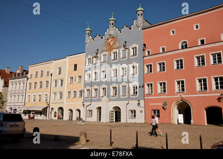 zentralen quadratischen Stadtplatz und alten ehemaligen Regierungsgebäude in Burghausen, Bayern, Deutschland, Europa Stockfoto