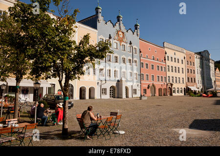 zentralen quadratischen Stadtplatz und alten ehemaligen Regierungsgebäude in Burghausen, Bayern, Deutschland, Europa Stockfoto