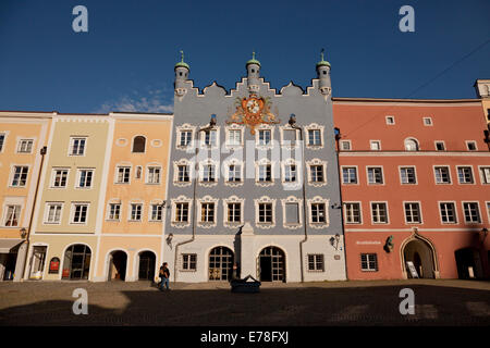 zentralen quadratischen Stadtplatz und alten ehemaligen Regierungsgebäude in Burghausen, Bayern, Deutschland, Europa Stockfoto