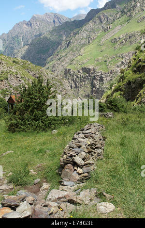 Gveleti High Valley, schöne Landschaft entlang der Georgian Military Road, Kaukasus, Georgien, Europa Stockfoto