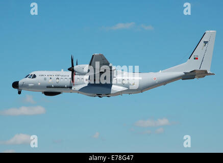 Portugiesische Luftwaffe CASA C-295 (Code 16708) kommt bei RAF Fairford, Gloucestershire, England, im 10. Juli 2014, für die Royal International Air Tattoo. Stockfoto