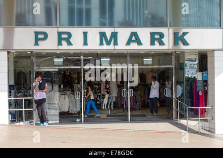 Primark Kleidung Discounter in Sheffield England UK Stockfoto