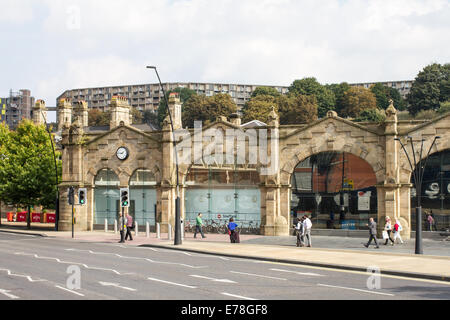 Sheffield Midland Bahnhof in Garbe Platz Sheffield City Centre mit Park Hill Wohnungen Sheffield South Yorkshire Stockfoto