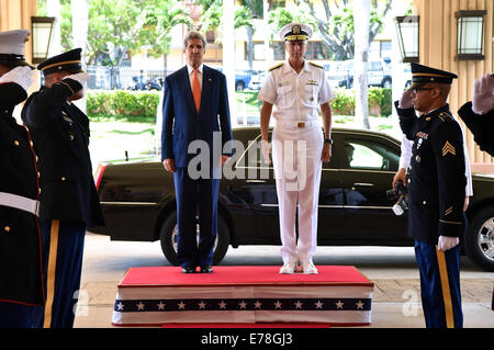 Secretary Kerry, Admiral Locklear Stand vor der Ehrengarde am Pacific Command Headquarters in Hawaii US Secretary Of State Joh Stockfoto