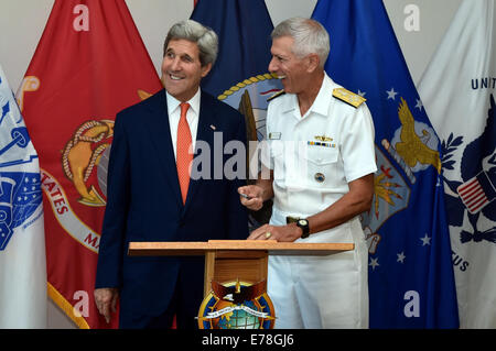 Secretary Kerry, Admiral Locklear Lächeln bevor Sekretär Zeichen Gästebuch bei Pacific Command in Hawaii USA notifizieren Hauptsitz Stockfoto